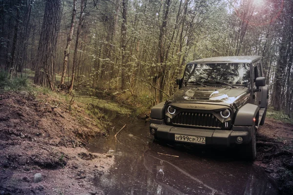 Jeep Wrangler su sürmek