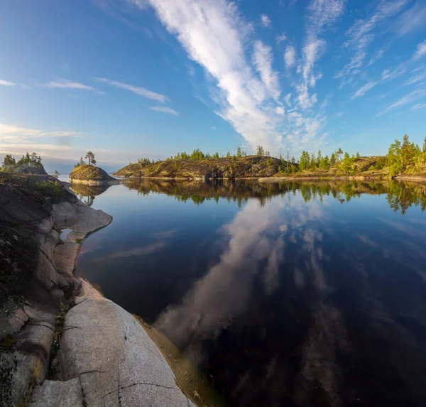 Am frühen morgen auf dem ladoga see — Stockfoto