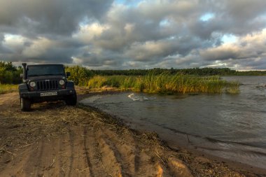 Jeep Wrangler orman yolu ile