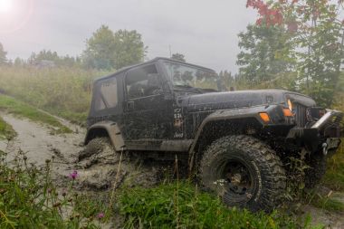 Jeep Wrangler orman yolu ile