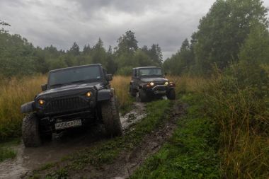 Jeep Wrangler orman yolu ile