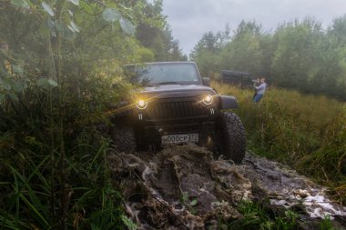 Jeep Wrangler orman yolu ile