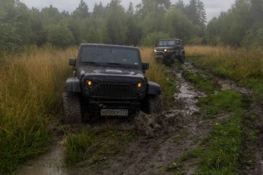 Jeep Wrangler orman yolu ile