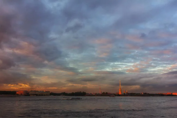 Vacker solnedgång i Sankt Petersburg — Stockfoto