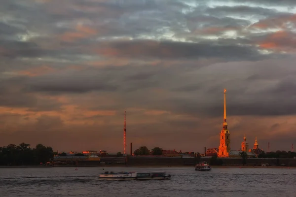 Magnifique coucher de soleil à Saint Pétersbourg — Photo