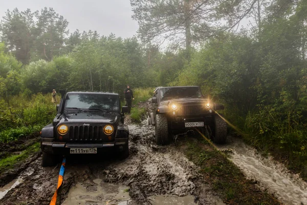 Jeep Wrangler orman yolu ile