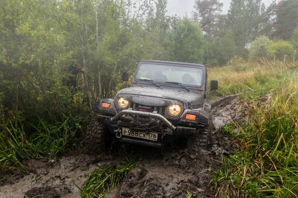 Jeep Wrangler orman yolu ile