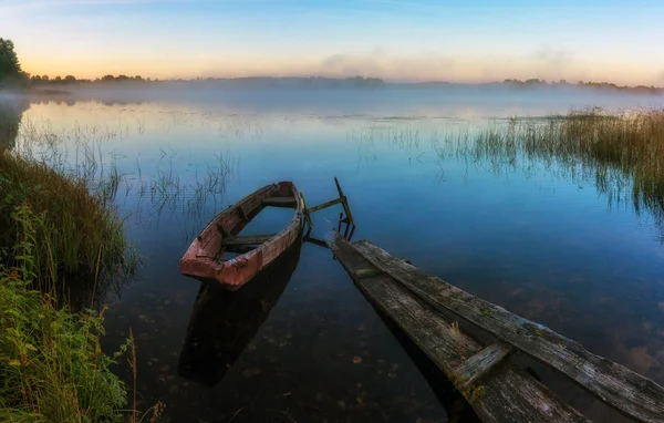 Loď na jezeře — Stock fotografie