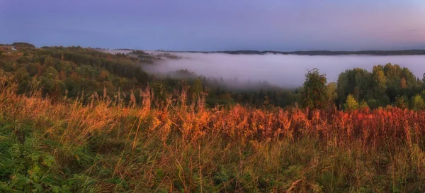A névoa sobre o vale do rio — Fotografia de Stock