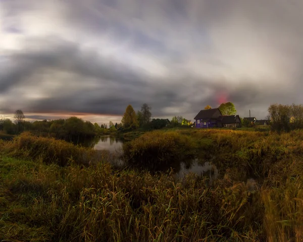 Herbstnacht im russischen Dorf — Stockfoto