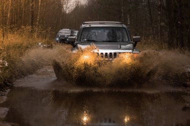 04.11.2017. Arkhangelsk yolu. Leningrad bölge. Rusya. Hummer H3 off-road. Hummer H3 Gm tarafından üretilen bir kompakt Suv olduğunu