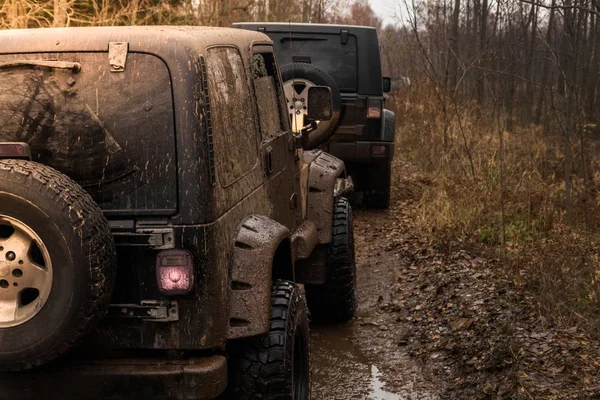 SUV cestuje na vodě — Stock fotografie