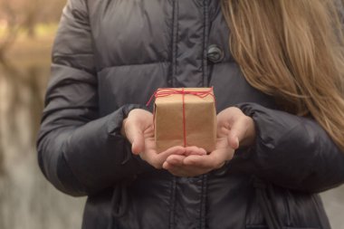 Kız onun elinde bir hediye ile