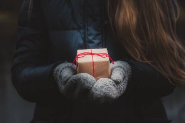 Kız onun elinde bir hediye ile