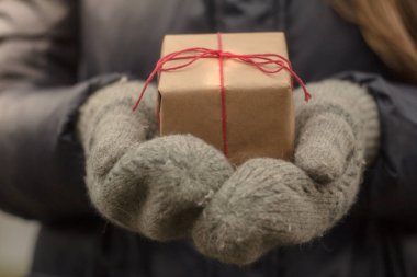 Kız onun elinde bir hediye ile