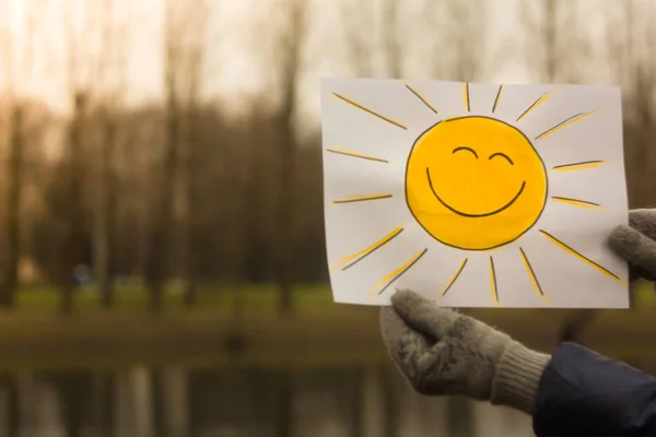 bir çizim güneşin tutan kız