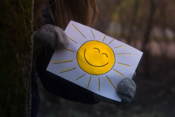Девушка Рисунком Солнца — стоковое фото