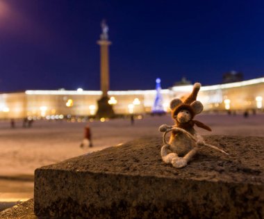 St. Petersburg, Rusya'nın bir arka plan üzerinde Noel şapkalı fare