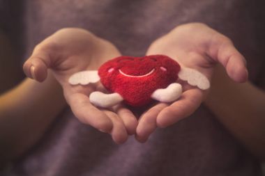 Oyuncak kalp taşıyan bir kız