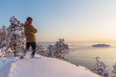 dağcı dağın tepesinde. Karelya. Ladoga Gölü