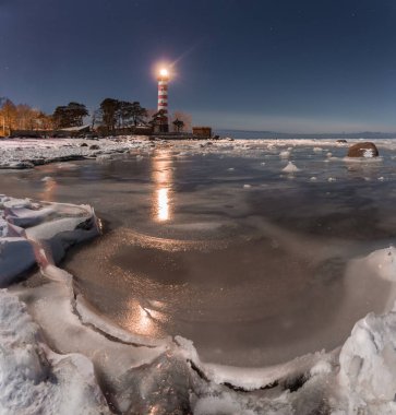 Shepelevsky deniz feneri mehtaplı bir gecede