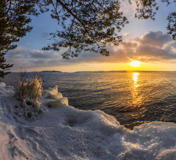 Закат на озере Ладога. Карелия. Россия
