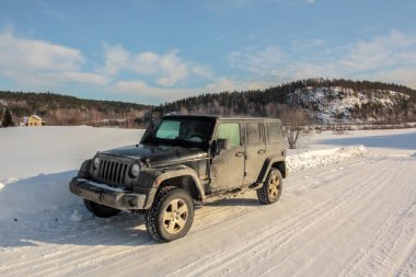 22.02.2018. Leningrad bölge. Karelya, Rusya. Jeep Wrangler bir karlı yolda. Jeep Wrangler Chrysler tarafından üretilen bir Suv olduğunu.