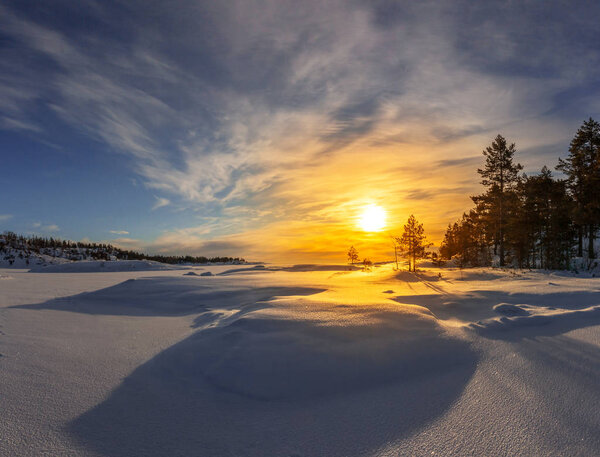 Ледяной рассвет на озере Ладога. Карелия. Россия
