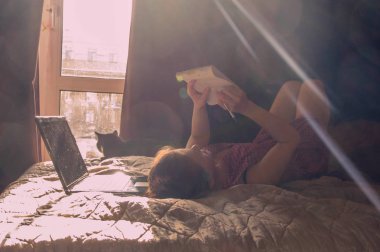 bilgisayarda çalışan kız