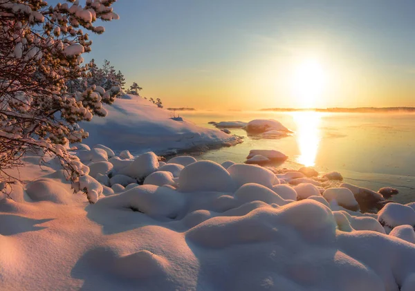 Ladoga Gölü kış soğuk akşamı. Karelya. Rusya