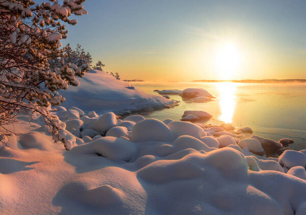 Зимний морозный вечер на Ладожском озере. Карелия. Россия

