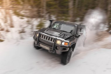 01.03.2018. Leningrad bölge. Karelya, Rusya. Hummer H3 bir karlı yolda. Hummer H3 Gm tarafından üretilen bir Suv olduğunu