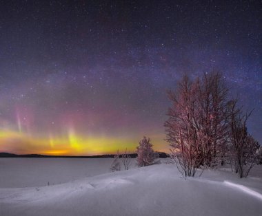 Ladoga Gölü Kuzey ışıkları. Karelya. Rusya