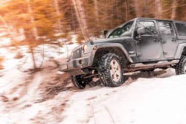 01.03.2018. Leningrad bölge. Karelya, Rusya. Jeep Wrangler bir karlı yolda. Jeep Wrangler Chrysler tarafından üretilen bir Suv olduğunu.