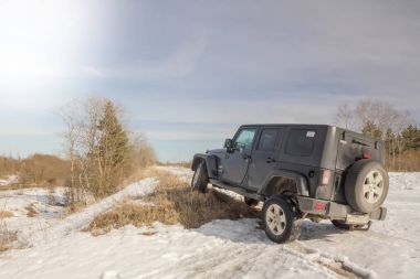 07.04.2018. Leningrad bölge. Karelya, Rusya. Jeep Wrangler off-road. Jeep Wrangler Chrysler tarafından üretilen bir Suv olduğunu.