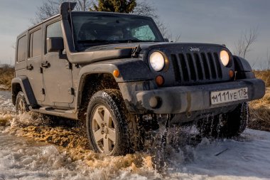 07.04.2018. Leningrad bölge. Karelya, Rusya. Jeep Wrangler off-road. Jeep Wrangler Chrysler tarafından üretilen bir Suv olduğunu.