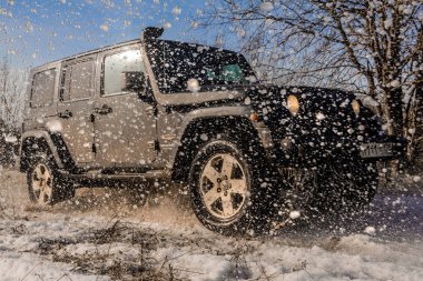 07.04.2018. Leningrad bölge. Karelya, Rusya. Jeep Wrangler off-road. Jeep Wrangler Chrysler tarafından üretilen bir Suv olduğunu.