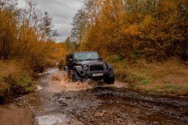 Tosna river Kanyonu. Leningrad bölge. Rusya. 10 Ekim 2017: A Jeep Wrangler yatakta Tosna Nehri boyunca akışının rides