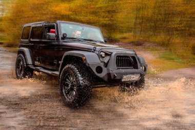 Tosna river Kanyonu. Leningrad bölge. Rusya. 10 Ekim 2017: A Jeep Wrangler yatakta Tosna Nehri boyunca akışının rides