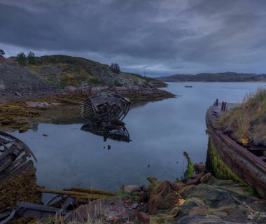 Barents Denizi kıyısında terk edilmiş gemiler. Teriberka. Murmansk bölgesi. Rusya