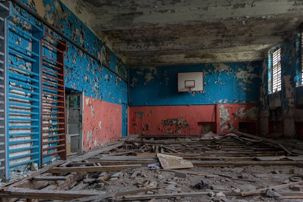 Abandonné Gymnase Dans Une École Pour Enfants Russie Photos De Stock Libres De Droits