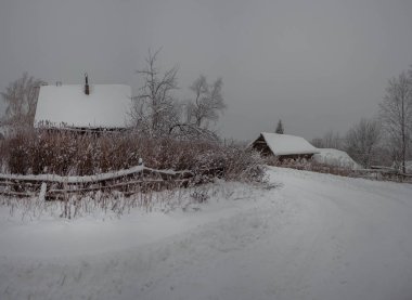 Karelian köyünde kış. Rusya