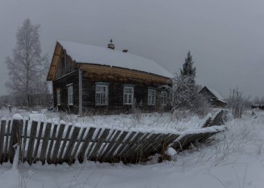 Karelian köyünde kış. Rusya