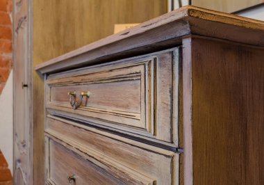 Modern bir iç mekanda antika mobilyalar.