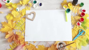 İki ahşap dekoratif kalp. Ayrılıktan sonra seviyorum