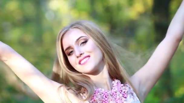 Retrato de una hermosa joven con el pelo largo en la naturaleza Feliz — Vídeo de stock