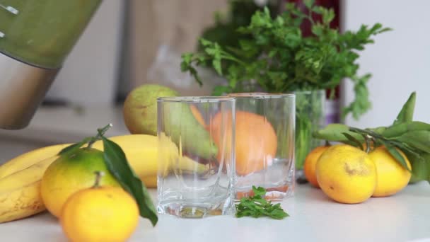 Zielony koktajl przelewa się do zlewki szklane Blender w kuchni — Wideo stockowe