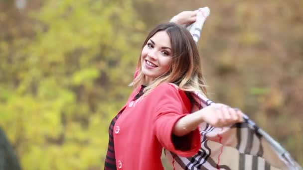 Jeune belle fille qui s'amuse à tourner dans le parc d'automne. Mouvement lent — Video