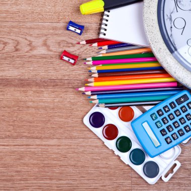 Yığın renkli kalemler ahşap arka plan üzerinde kapatın