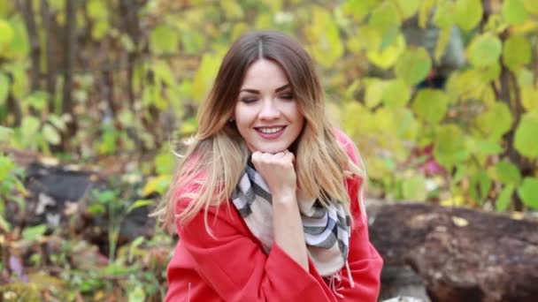 Young happy woman walking in autumn forest — Stock Video